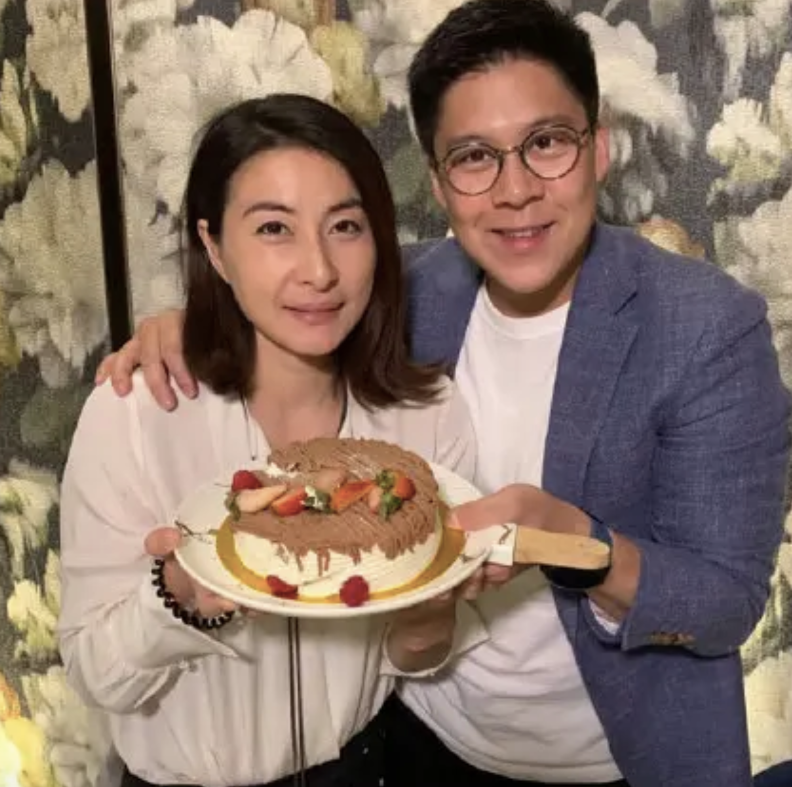 郭晶晶打扮精緻，參加孩子家長會，被網友盛讚：這才是真正的富養