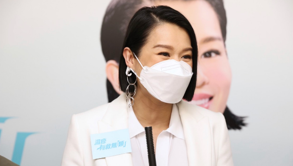 胡杏兒挺孕肚陪家人出遊，互動溫馨有愛，李乘德當車夫大展爸爸力