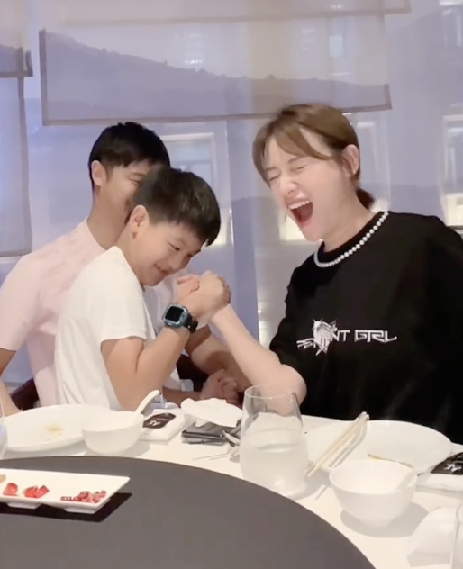 叶一茜掰手腕不敌儿子，森碟却一秒钟KO弟弟小亮仔，彰显惊人臂力