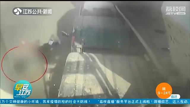 不能大意！父亲停车疏于看管 男童独自下车被撞伤