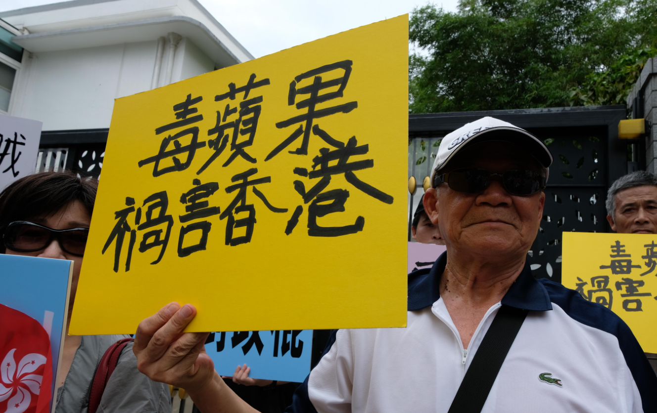 黎智英被抓，民進黨替其叫�屈�