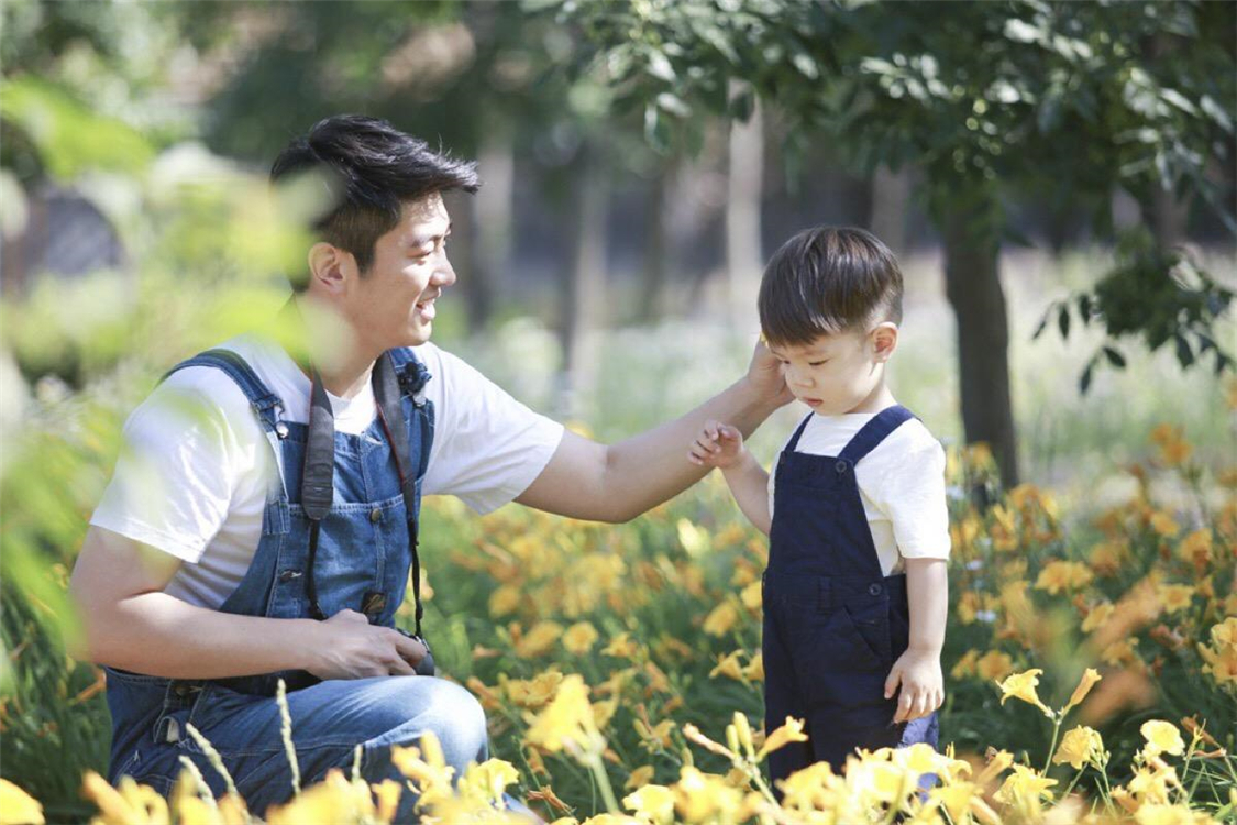 杜江兒子“嗯哼”整容式長大，外貌變化不算啥，情商更令人折服