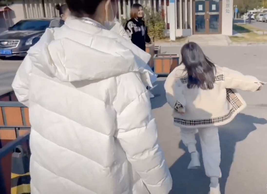 李小璐晒女儿钢琴演出花絮视频，甜馨安吉同框，男帅女靓超养眼