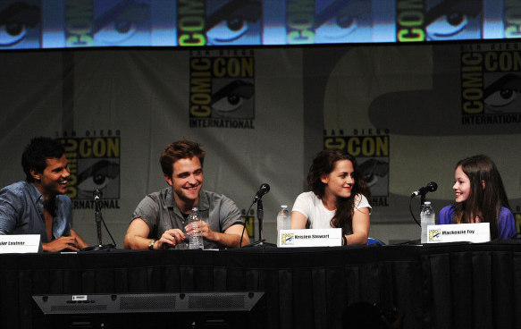 “暮光之城”那个小女孩如今已经21岁了，昔日的