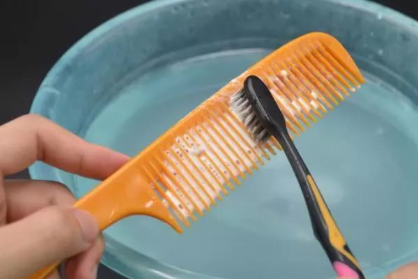 好百邻保姆在梳子上涂牙膏，效果太厉害了，油腻的梳子轻松洗干净