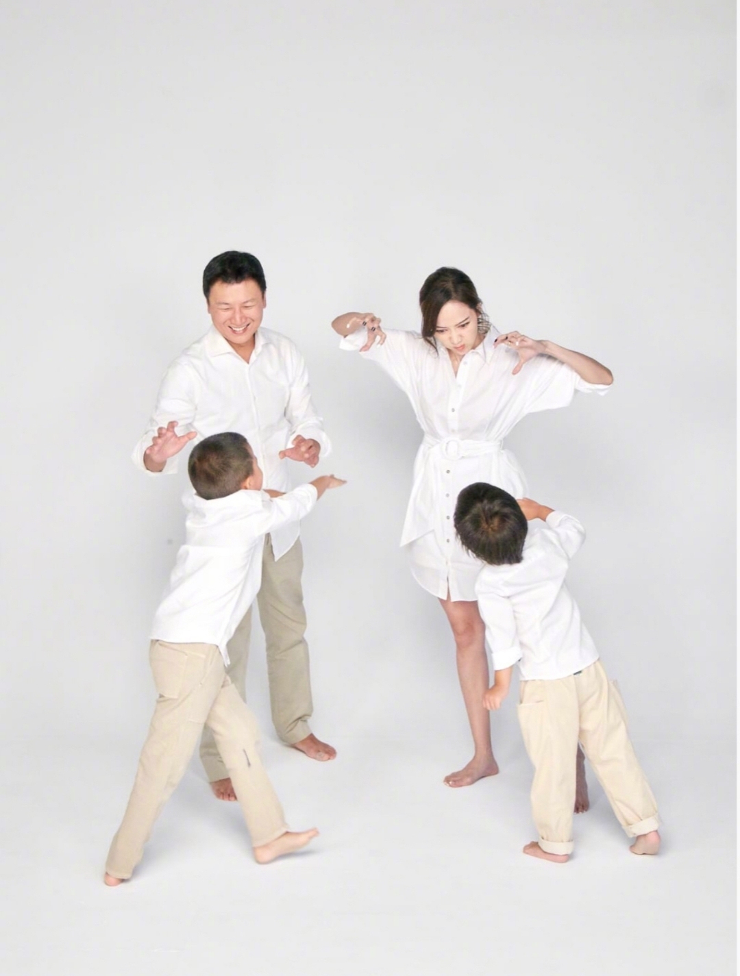 侯佩岑一家四口現身籃球場，夫妻倆對兒子照顧有加，幸福溫馨