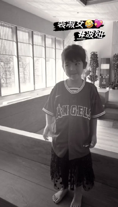 賈靜雯曬倆女兒近照，波妞穿紗裙抿嘴笑，被媽媽調侃：繼續裝淑女