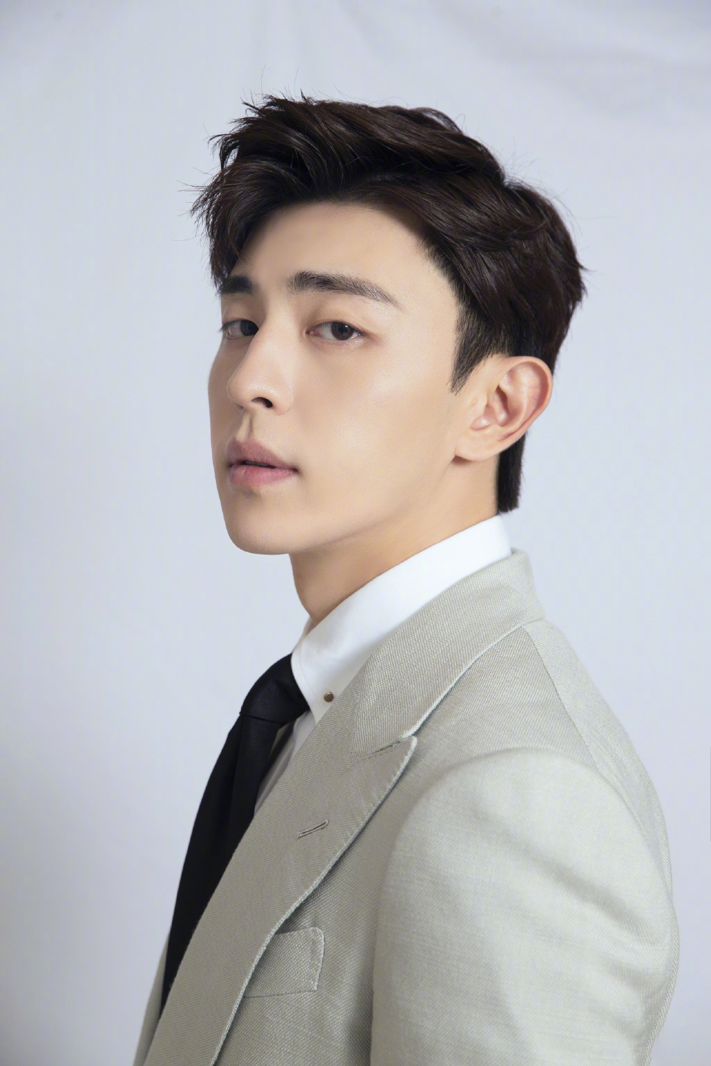 尖叫|伴娘团失声尖叫！邓伦又回“村里”当伴郎 被赞重感情舍得份子钱