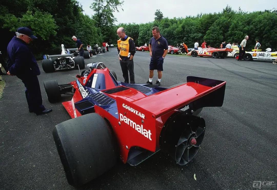 这台赛车发动机破万转，车尾还有大风扇，圈速堪比F1