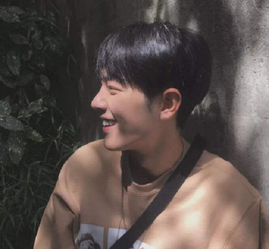 肖战被路人撞脸，照片曝光后众人质疑：这是本