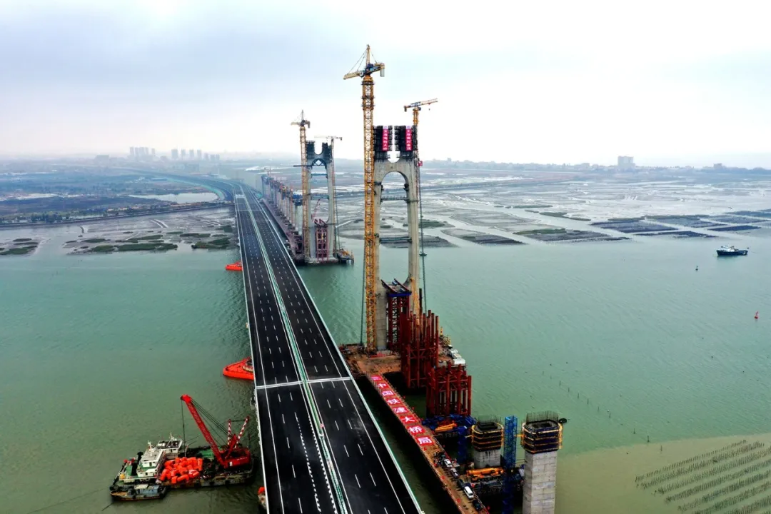 全国首座无砟轨道高铁跨海斜拉桥主塔封顶