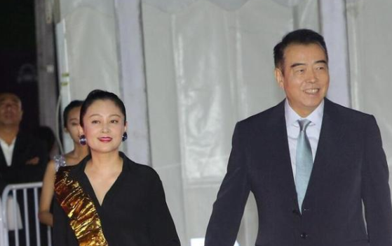 靠怀孕抢走陈凯歌，嘲笑倪萍是老女人，陈红怎么越来越像倪萍了？