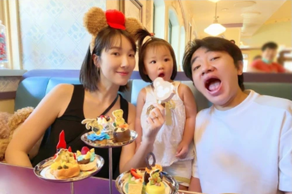李亞男分享二女兒滿月照，小寶貝神似爸爸王祖藍，簡直是完美復刻