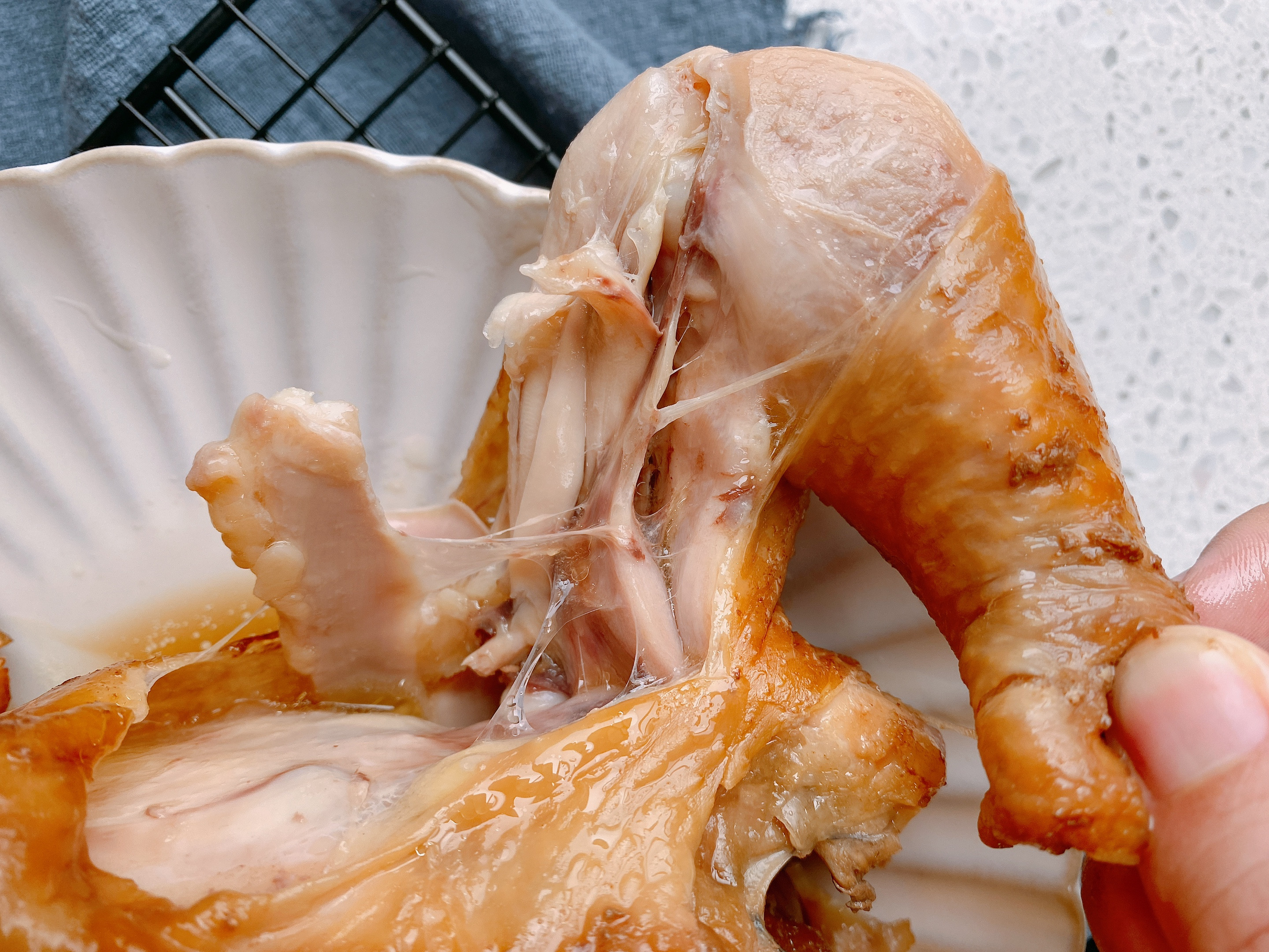 感恩節想吃烤雞用電飯鍋就能做，不放油不放水，鮮嫩多汁軟爛入味