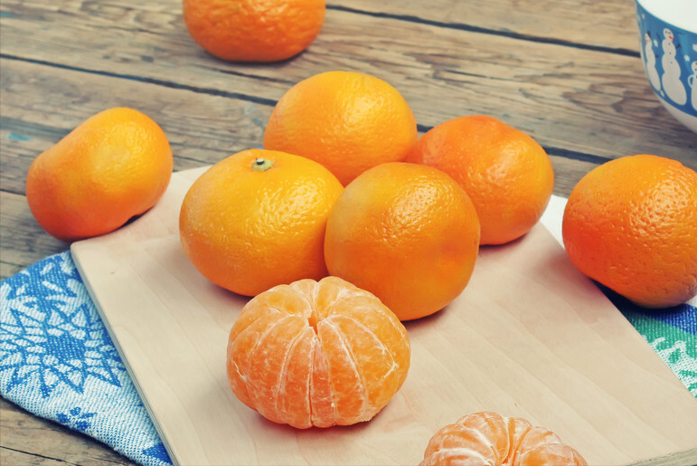 橘子甜不甜，别只会看颜色，牢记这4个窍门，个个皮薄又多汁