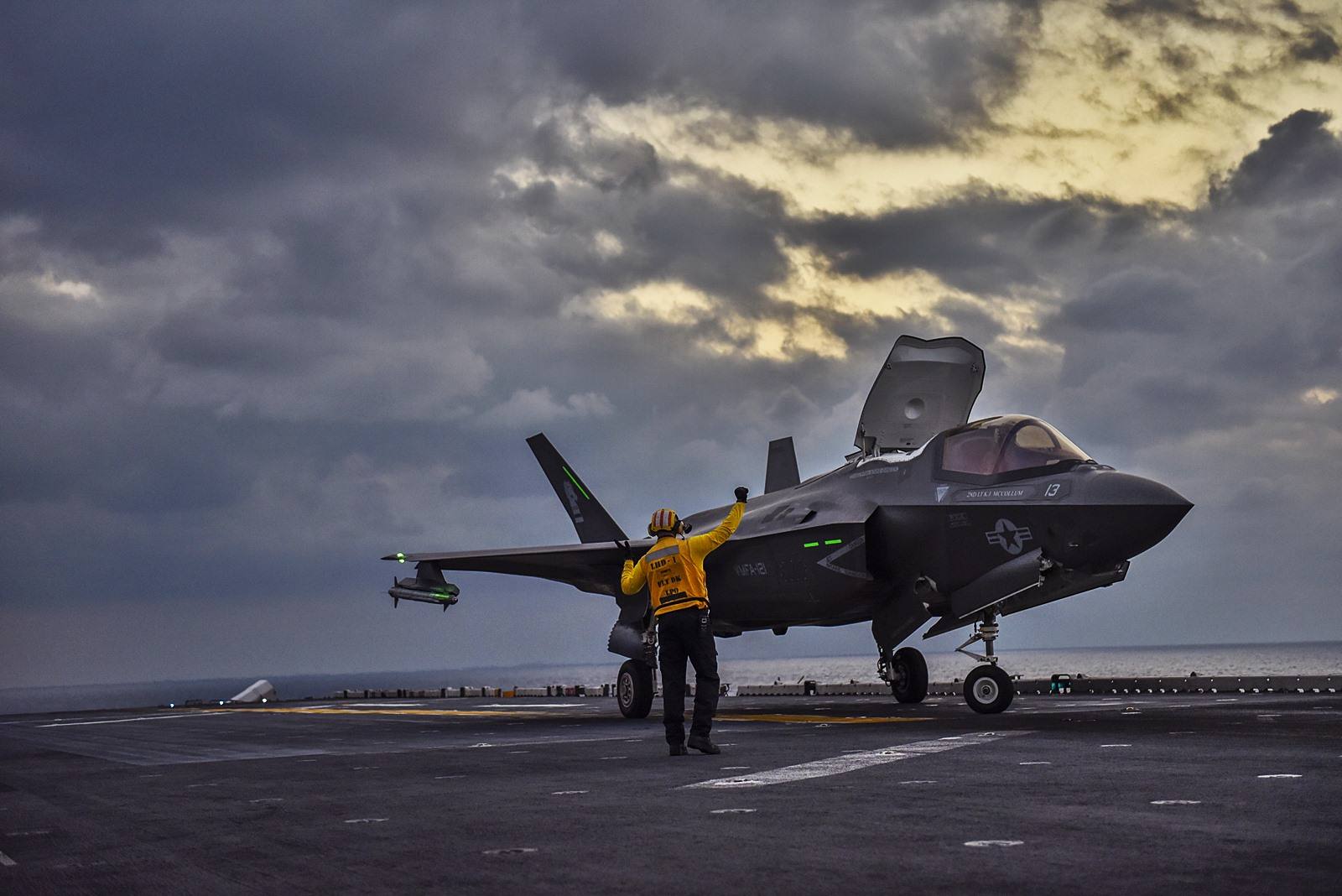 075能否加上滑越甲板变成航母？那是小国的做法