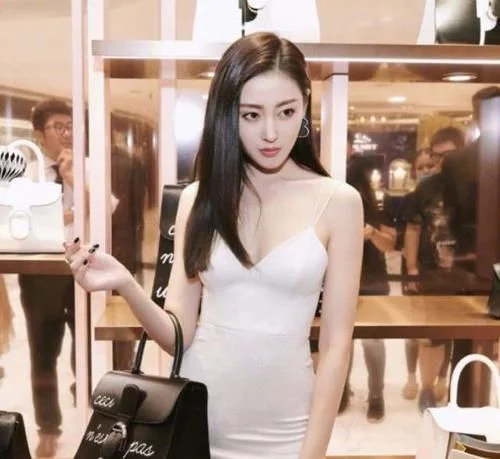 张天爱当真是“尤物身材”，穿低领吊带裙配红