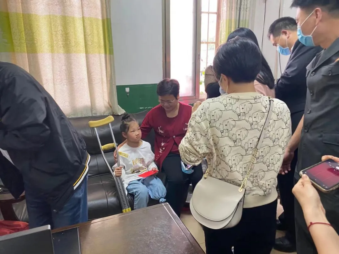 「我为群众办实事」湘潭县法院六一节前慰问刑事案件受害儿童小州