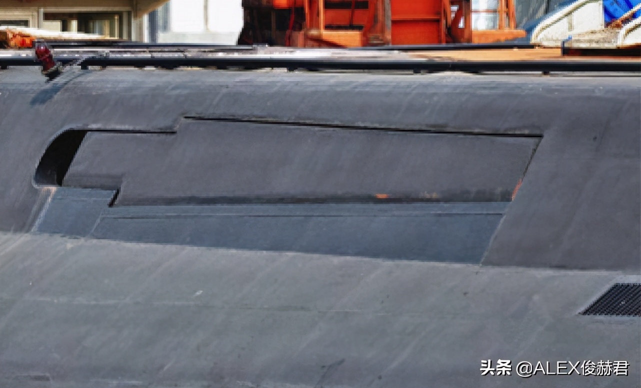 印度海军玩“花活”：潜艇全员出来拍合影，有