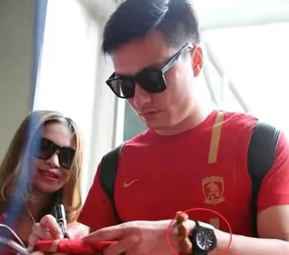 中国男足有多壕？豪车+豪宅，有人随身佩戴的一块表可以买套房