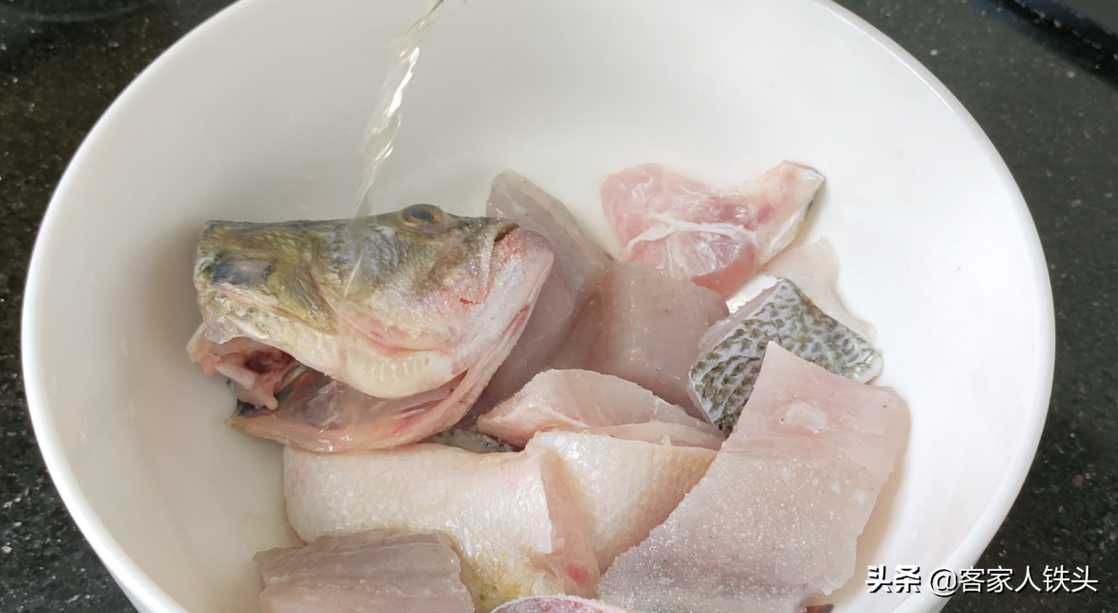 广东人焗鱼真有一套，一锅做2味，6分钟出锅，漂亮好吃待客有面子