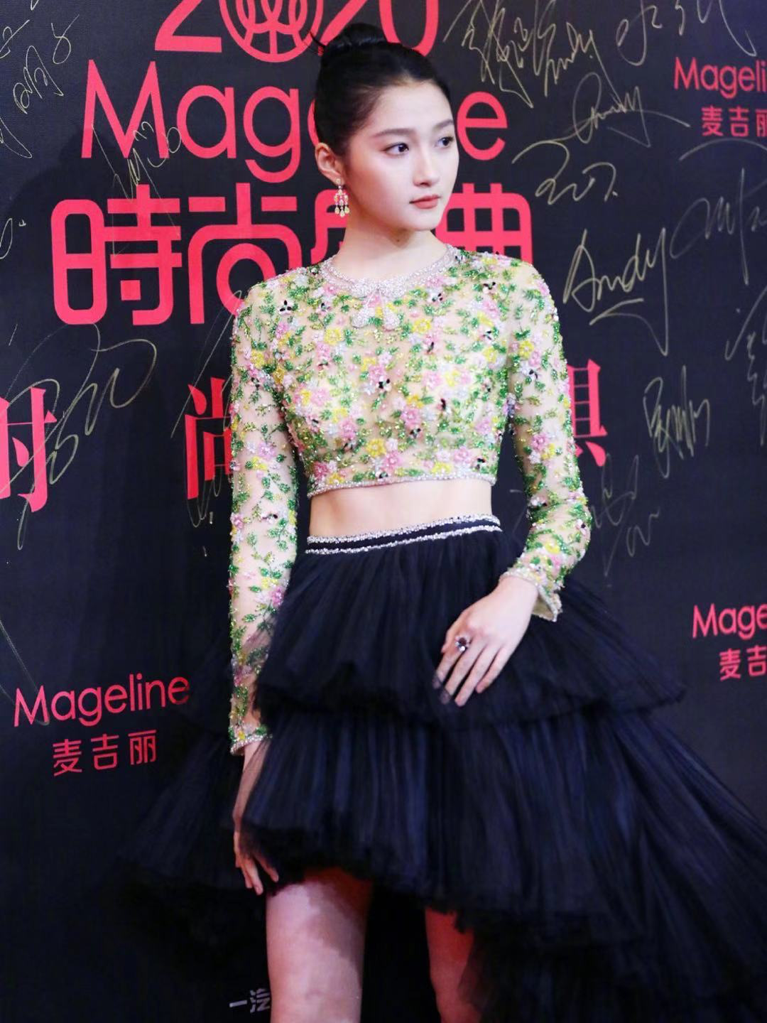 明星红黑榜：奚梦瑶一出手就是王炸，关晓彤穿