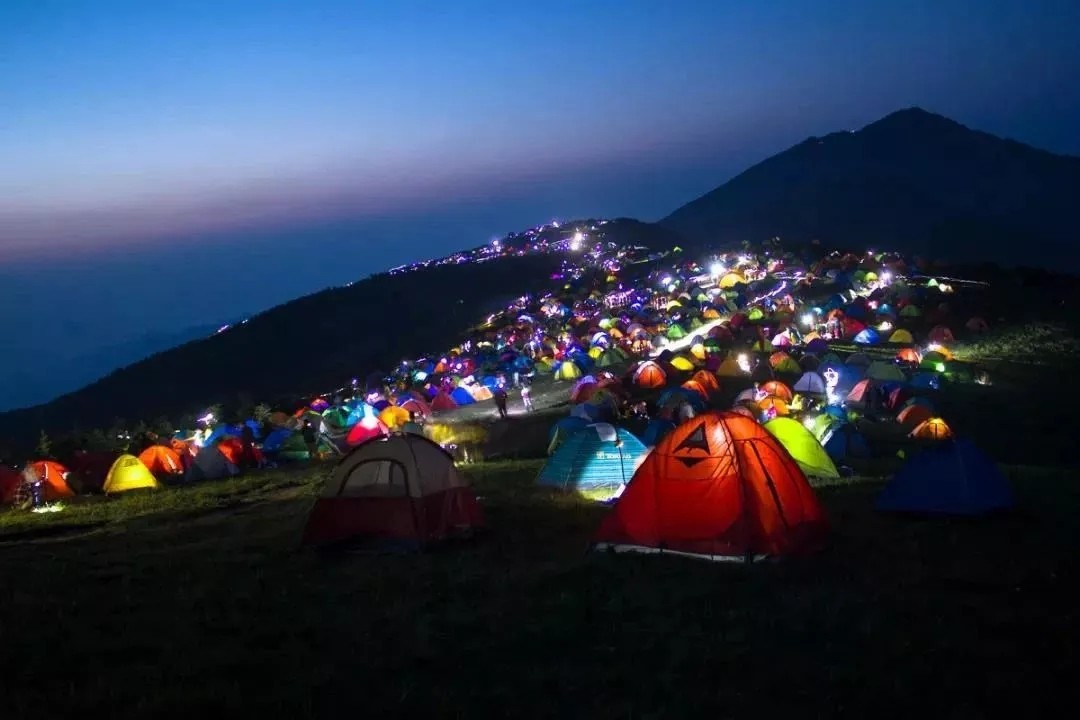 迪山云顶首届星空露营来袭！月夜烧烤，露天电影... ...等你来