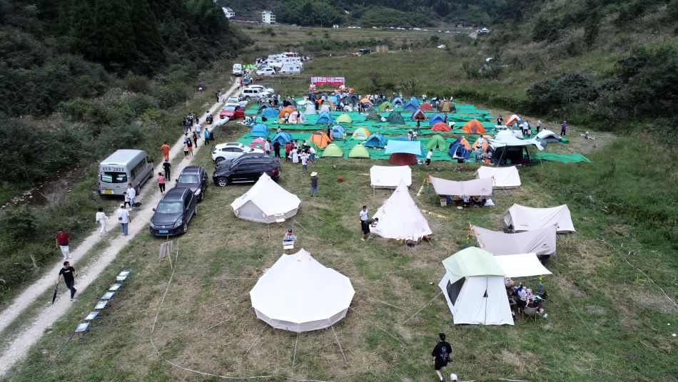 浙江青田：以天为幕以地为席，四百多位年轻人燃爆小山村