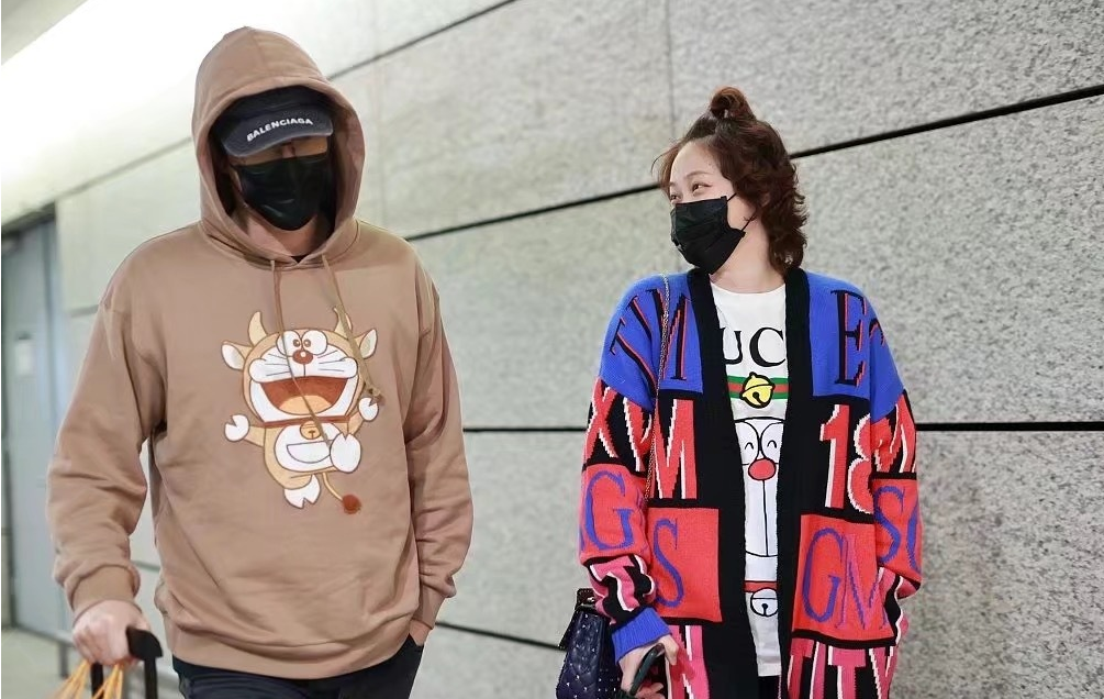刘翔携妻子现身机场，穿万元情侣装秀恩爱，吴莎戴口罩难掩疲态