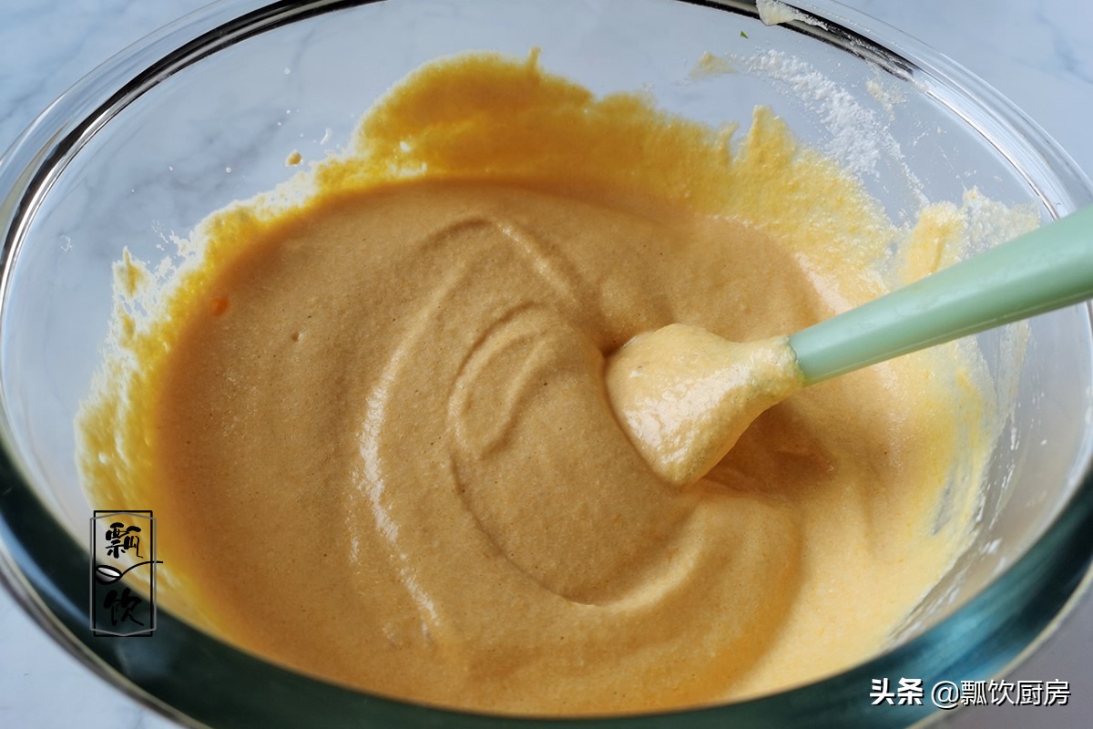 九月南瓜香，做成可口小蛋糕，营养又美味，孩子用手拿着吃超棒