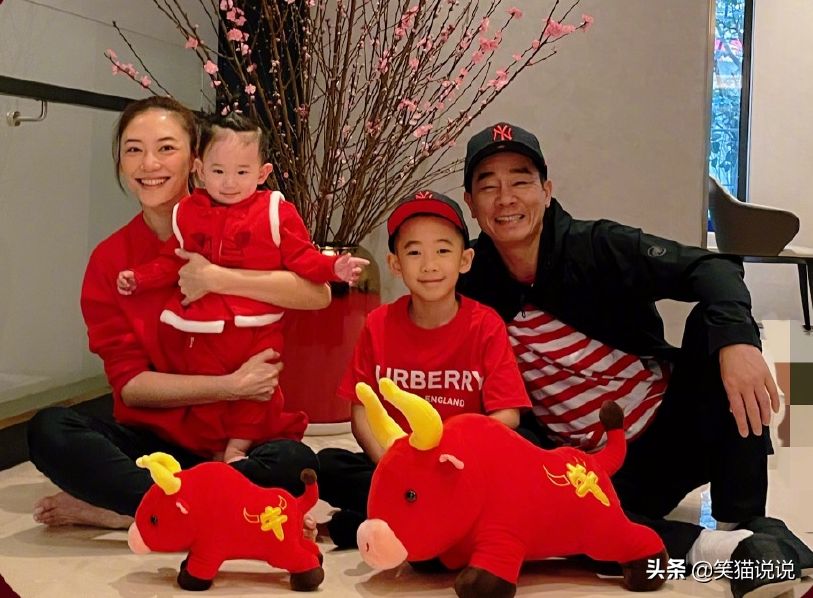 陳小春曬全家福迎初一，Jasper愈發俊朗，二寶太像應采兒