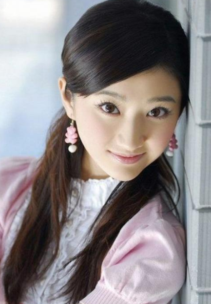 当“资源咖”却被嘲讽，如今降级口碑翻盘，景甜与她的传奇15年