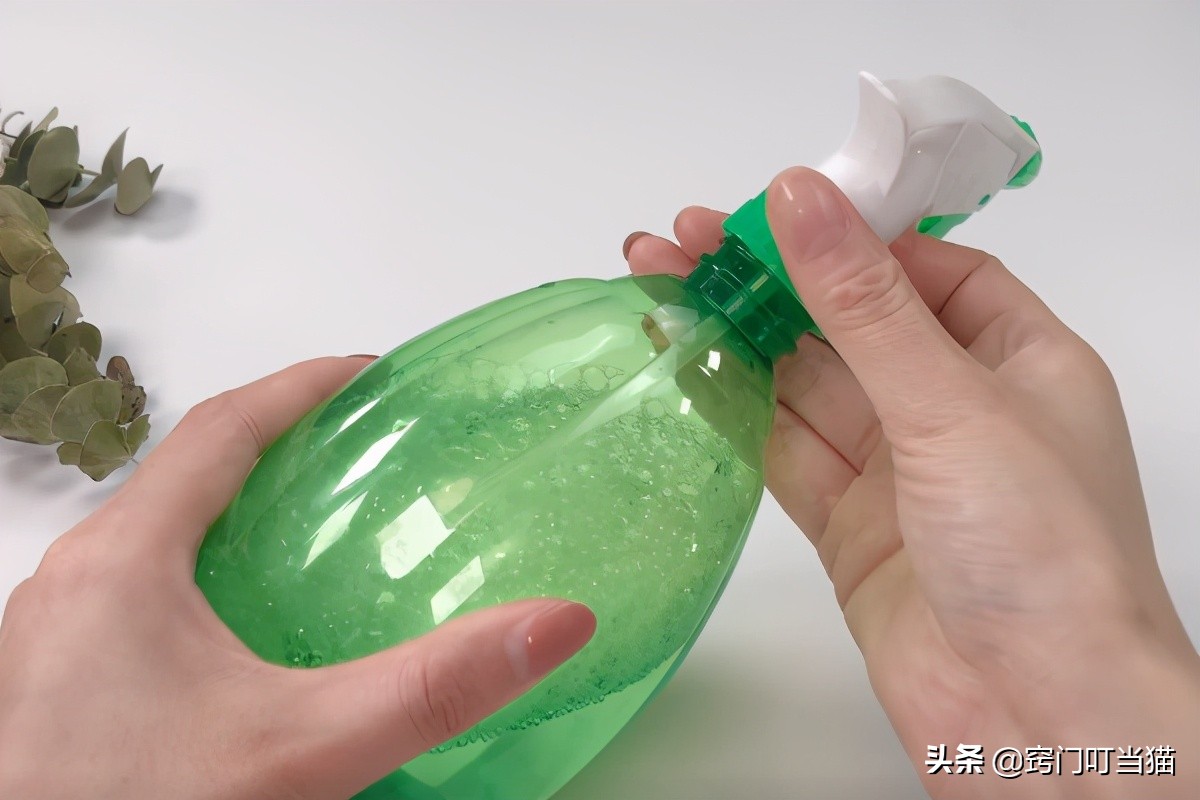 浴室玻璃總有水垢擦不干凈？教你清潔妙招，輕輕一擦水垢全去除