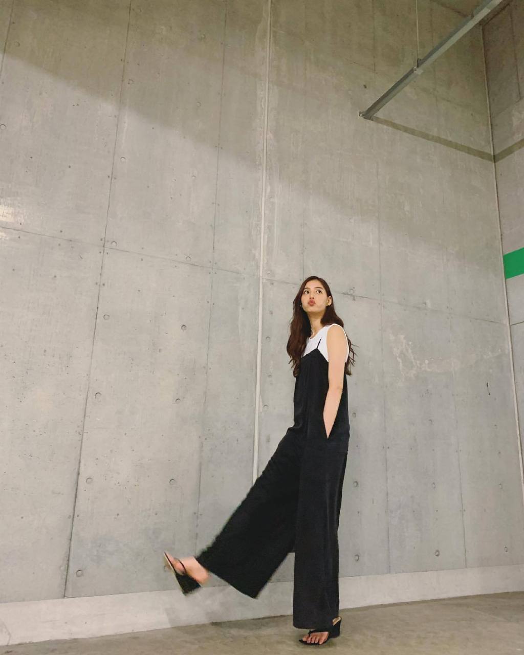 新木优子黑白长裙写真公开，天然氧气脸，不愧是日本第一初恋