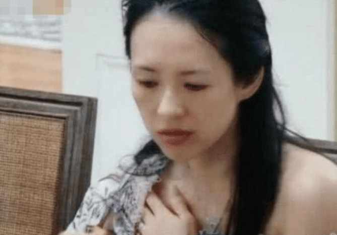 章子怡酒后手乱动，汪峰一脸尴尬不出声，她却