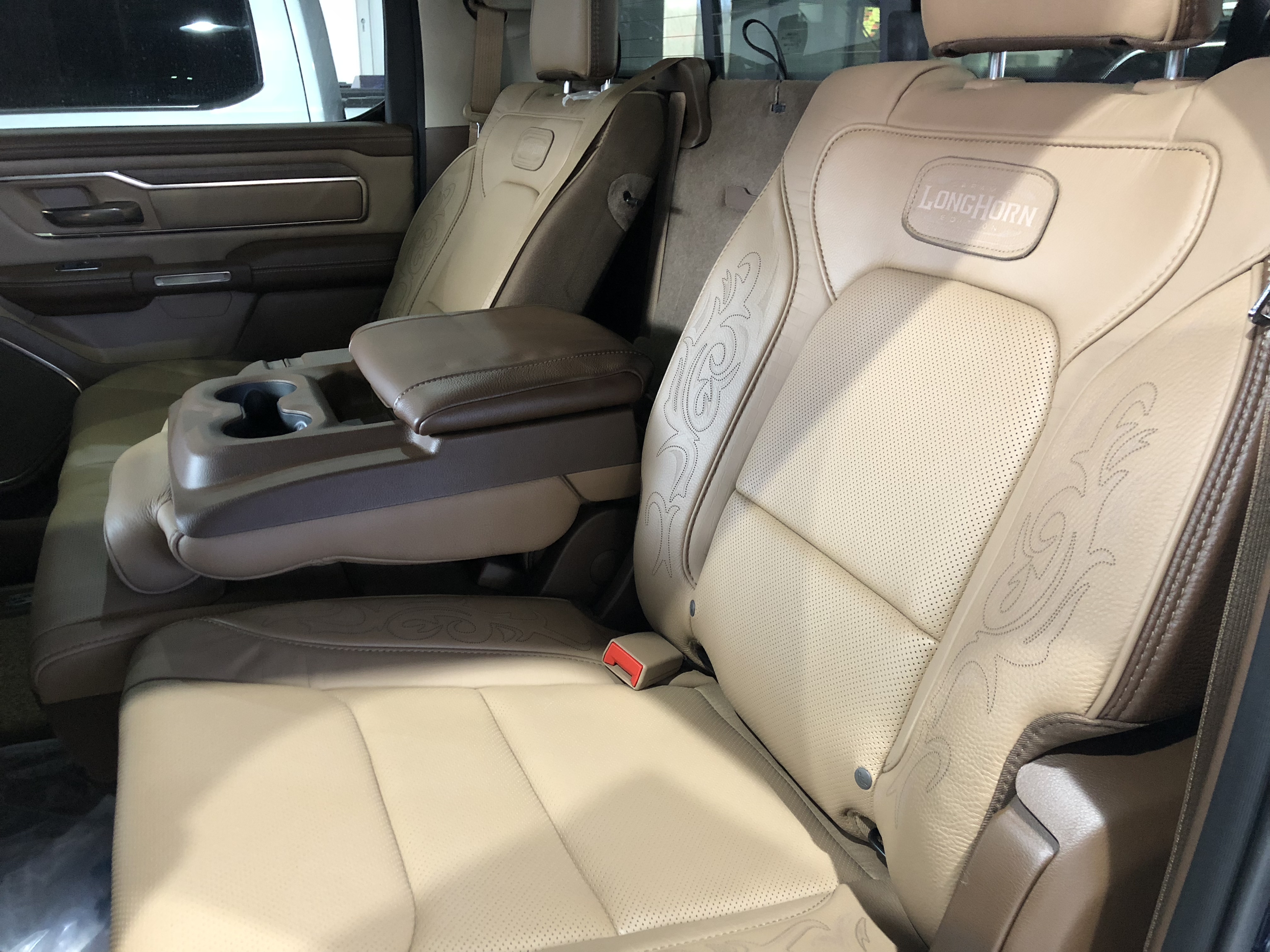 道奇公羊就是个货车,一看内饰,这是劳斯莱斯的内饰么?