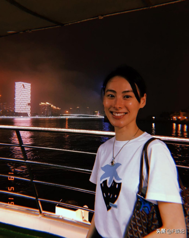 梁洛施带着儿子出去郊游 儿子造惊喜送亲手制作“大贺卡”为其庆生