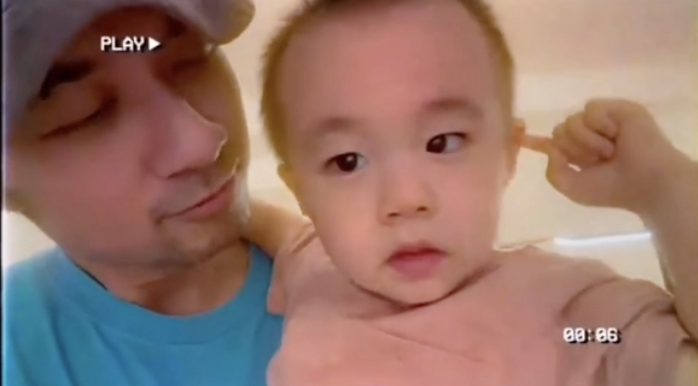 古巨基晒与儿子亲吻合集，庆祝49岁生日，化身超级奶爸太粘人