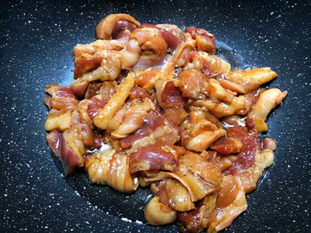 Many people make mistakes in the small farm pork, the chef teaches you the correct method, it is spicy and delicious.