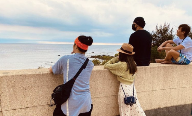 周杰倫曬妻兒牽手背影，被讚“吉祥三寶”，弟弟身高直逼姐姐