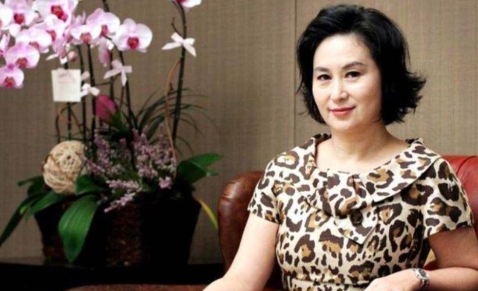 赌王千金何超琼罕现身，曾被评为香港女首富，合照却只能站边角？