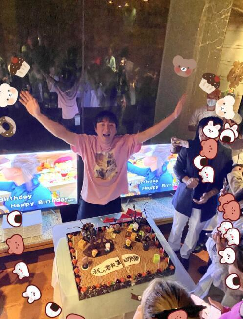 王思聪庆生，游艇飞机配前女友排场超前，他穿