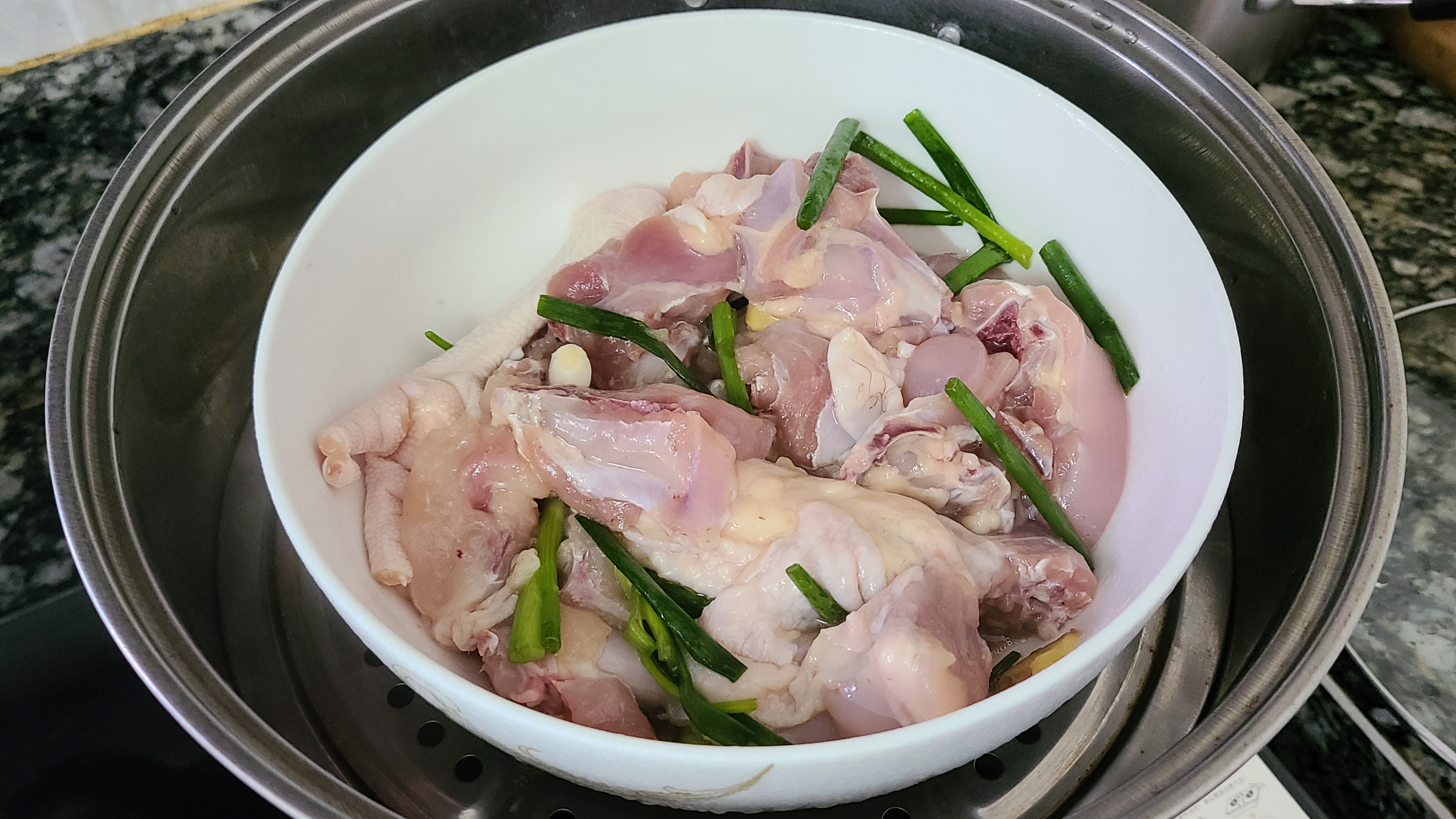 鸡肉这种做法很少见，做出来的鸡肉香味浓味道好，下酒下饭都很棒