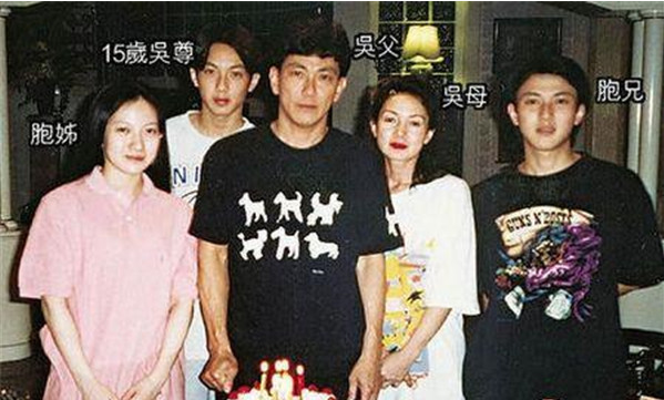 吴尊纪念母亲逝世18年，遵其遗愿做善事，儿女做蛋糕为奶奶上香