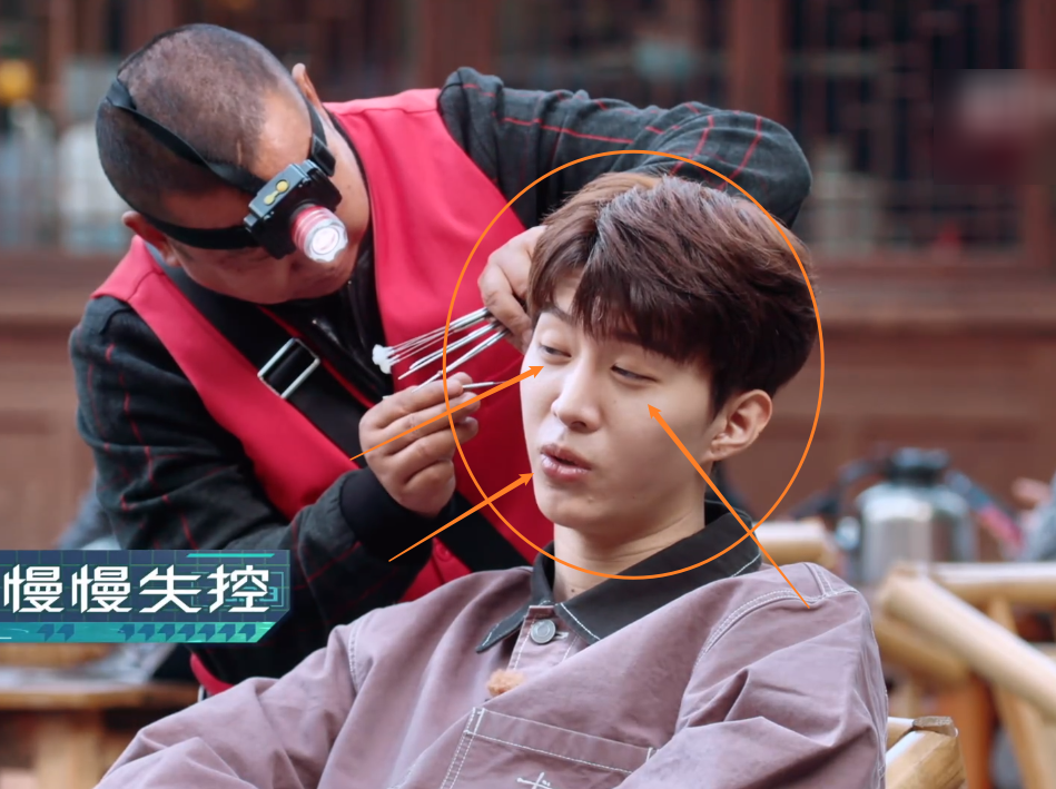 欧阳娜娜体验采耳，太舒服导致表情失控，挤出