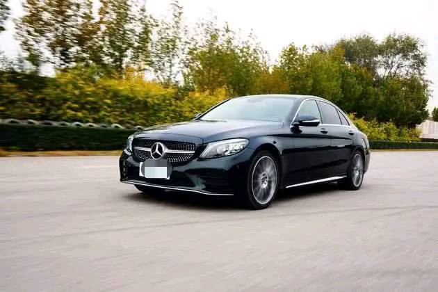 最“壕无人性”车企，员工开奔驰上班，高管配