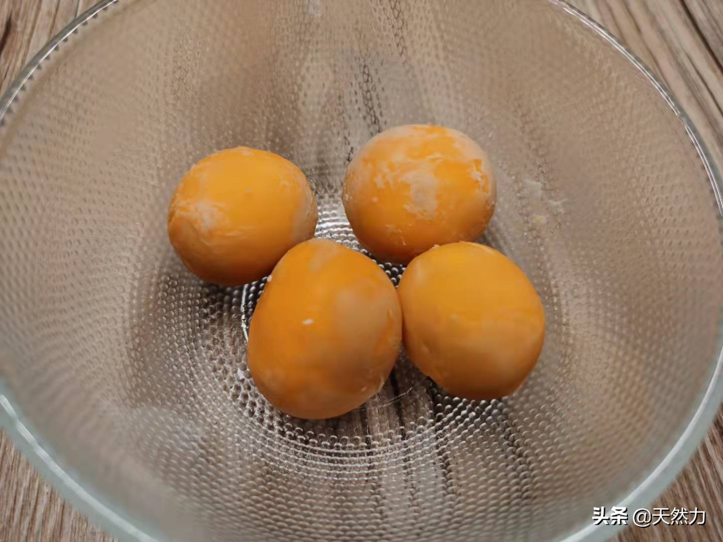 在家也能轻松做出广东名菜蛋黄焗南瓜，详细经验干货做法，收藏了