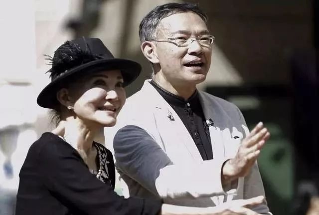 75岁香港一代才女现身破脑退化传闻 嫁小15岁老公一生都是传奇