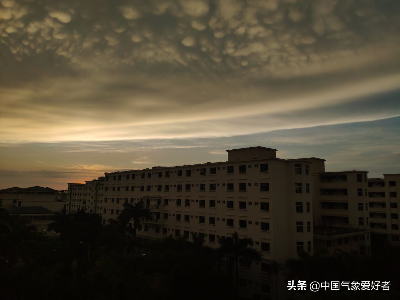 奇特！奇特乳状云现身海南海口，分析：这是坏天气开始的征兆