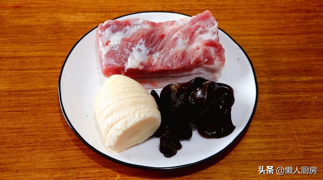 五花肉裹上澱粉糊，加一碗料汁炒，太下飯了，外皮想要更脆有竅門